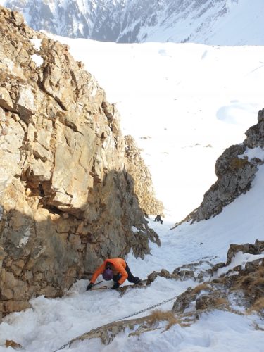 Die Kletterei auf dem Weg zum Gipfel bei besten Bedingungen. Das Couloir wird stetig steiler bis der Pickel tatsächlich zum Einsatz kommt.