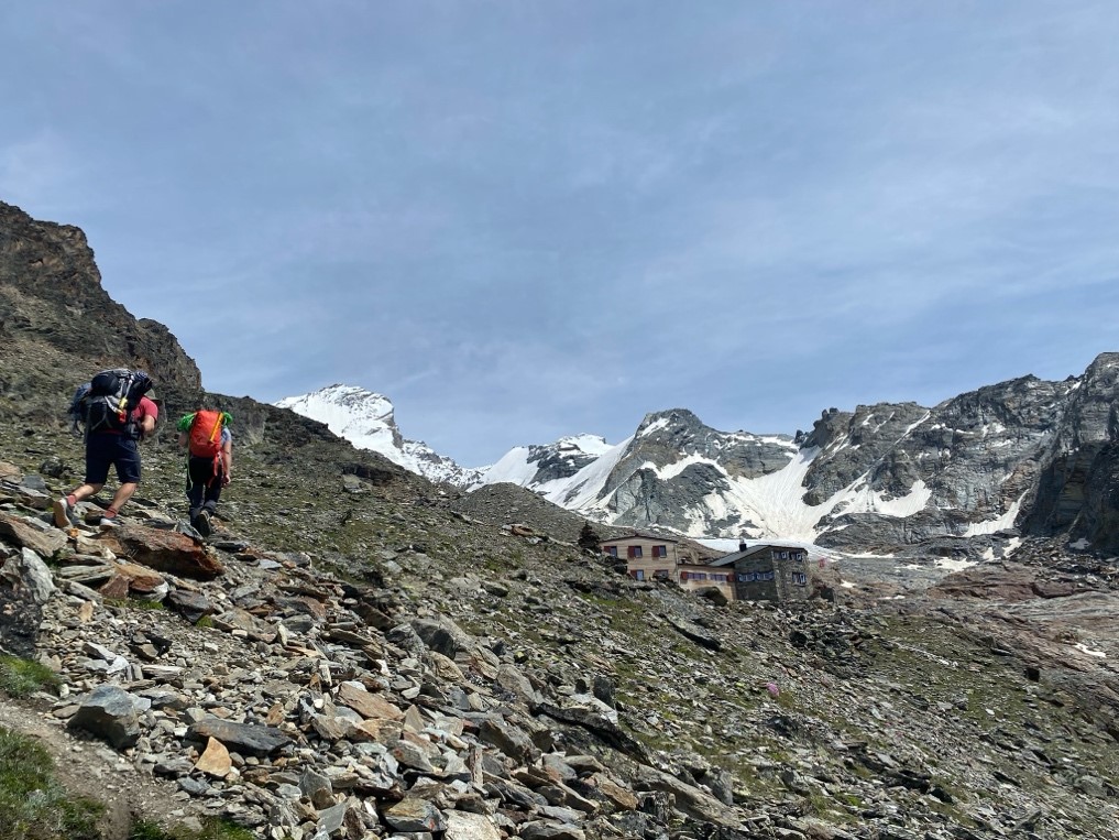 Domhütte in Sicht, mit Dom und Täschhorn im Hintergrund